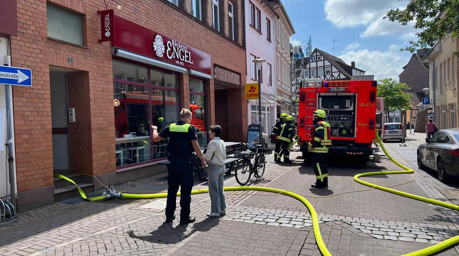 Verrauchte Wohnung in der Oberbachstraße - Feuerwehr rettet Person mit Drehleiter