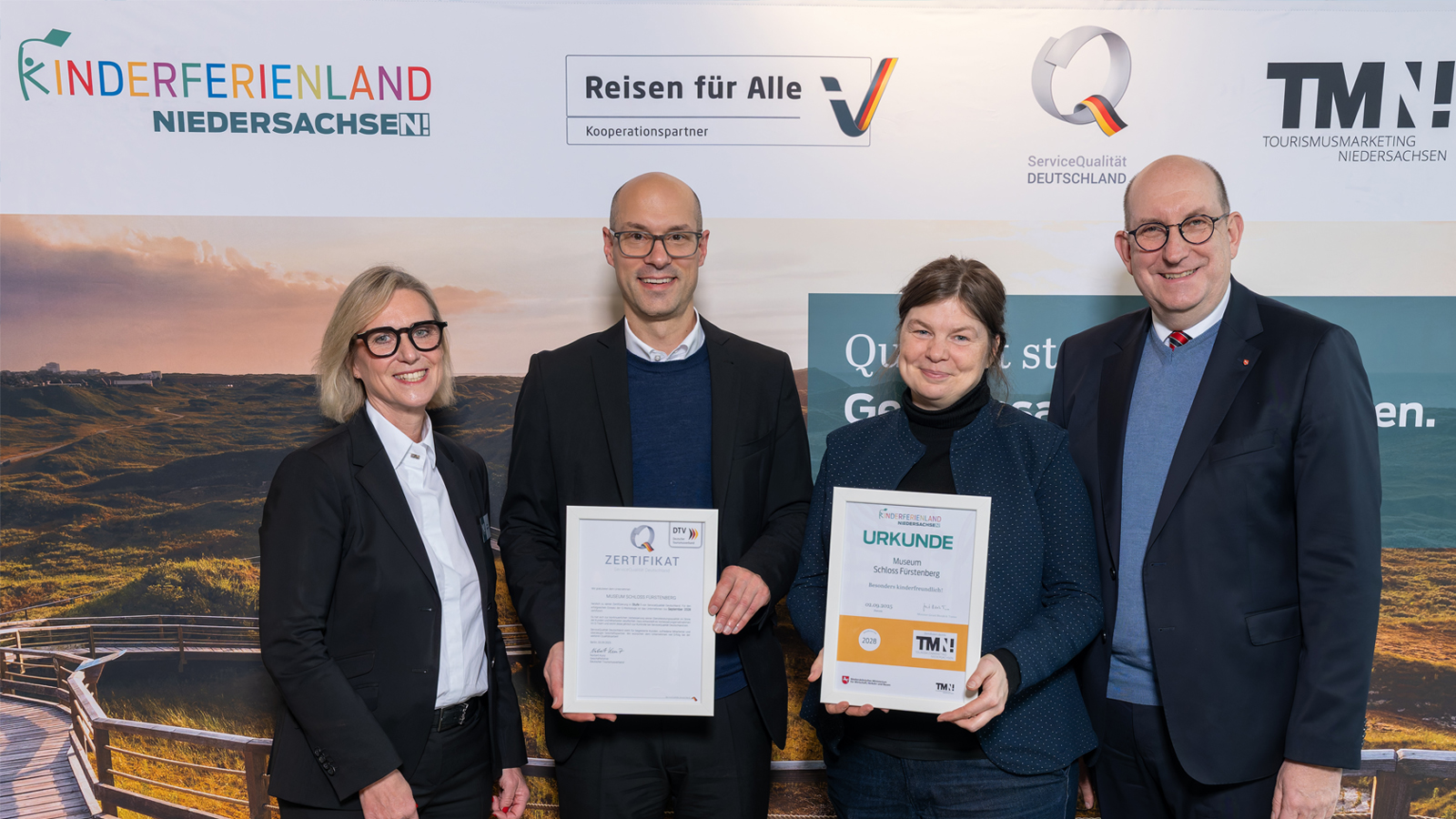 Museum Schloss Fürstenberg mit Zertifikat „Kinderferienland Niedersachsen“ ausgezeichnet