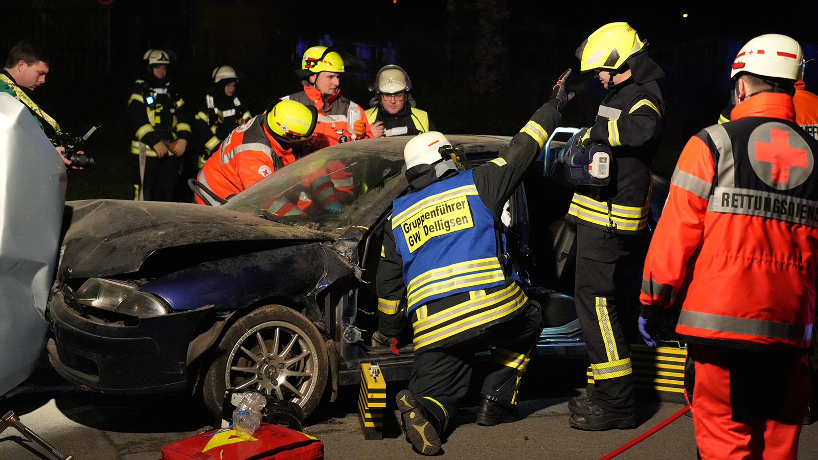 Feuerwehr Delligsen übt für den Ernstfall: Verkehrsunfall stellte Mitglieder vor besonderen Herausforderungen