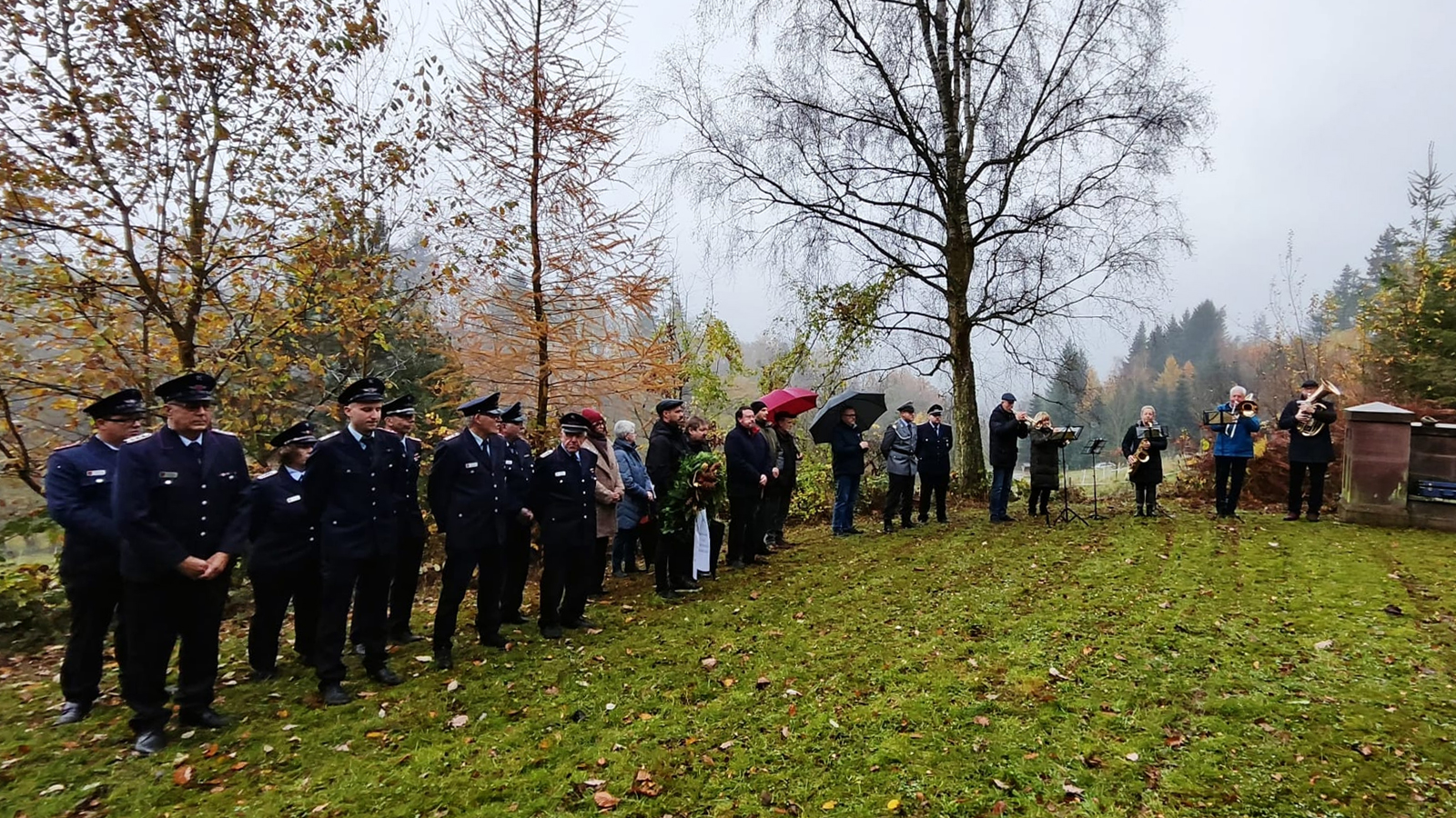 Gemeinsame Gedenkfeier in Kirchbrak: Volkstrauertag bringt Vereine und Gemeinde in großer Runde zusammen