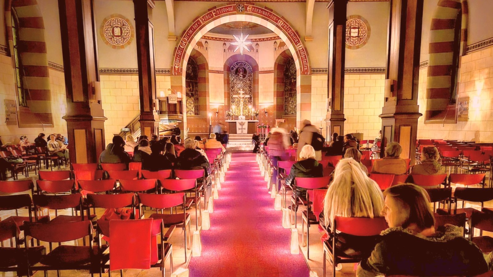 Zur Stadtoldendorfer Weihnachtswelt: Moonlight-Kirche mit Konzerten