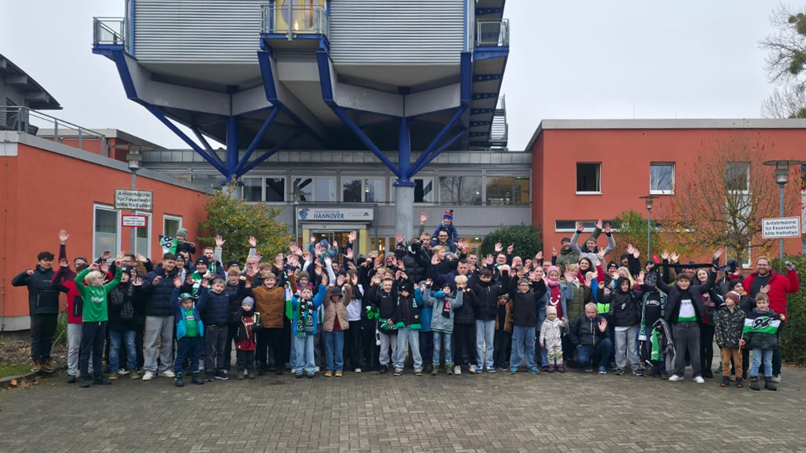 Großer Vereinsausflug: JSG Holzberg erlebt packendes 2. Liga-Duell zwischen Hannover 96 und Darmstadt