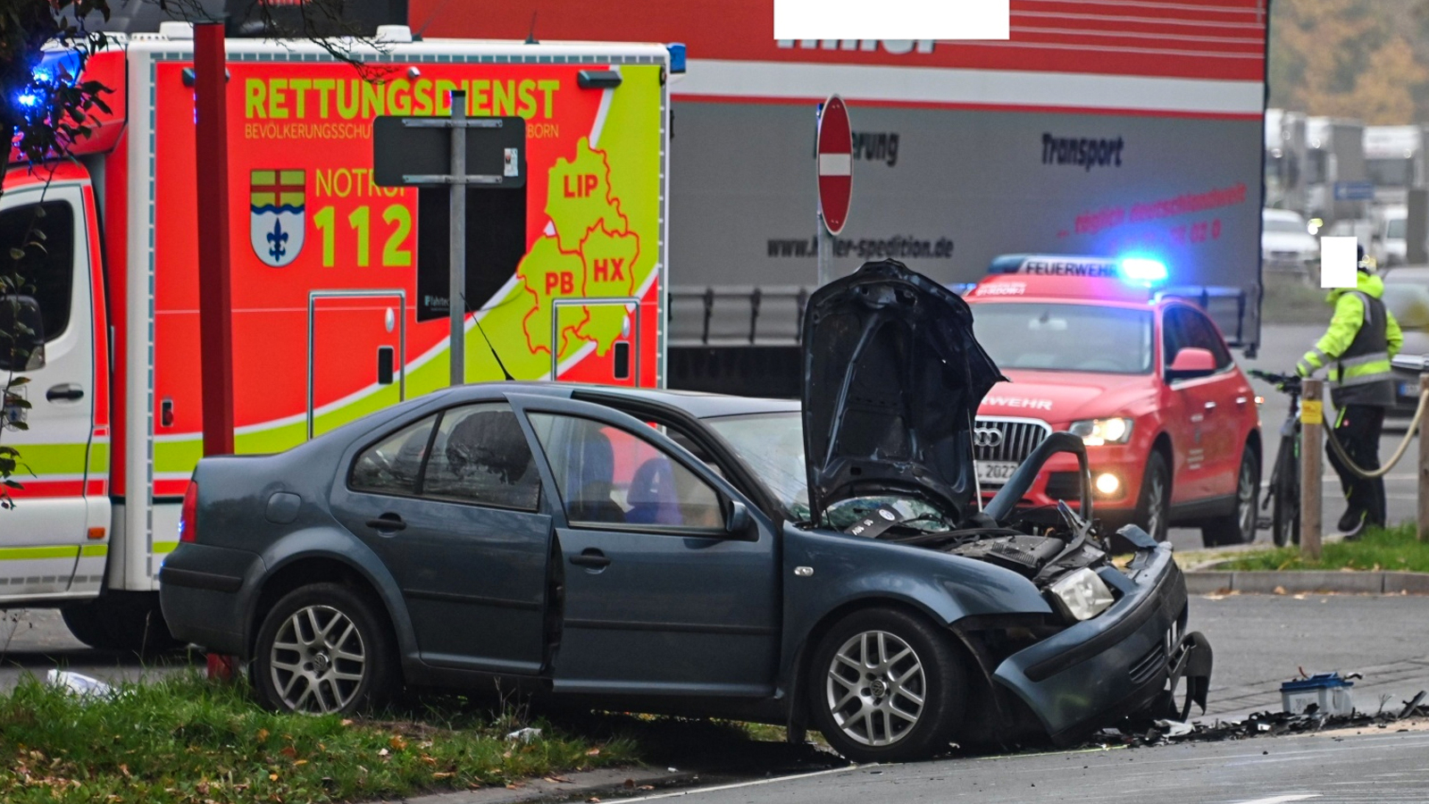 Frontalcrash auf der B64 – Drei Verletzte bei schwerem Unfall nahe Höxter