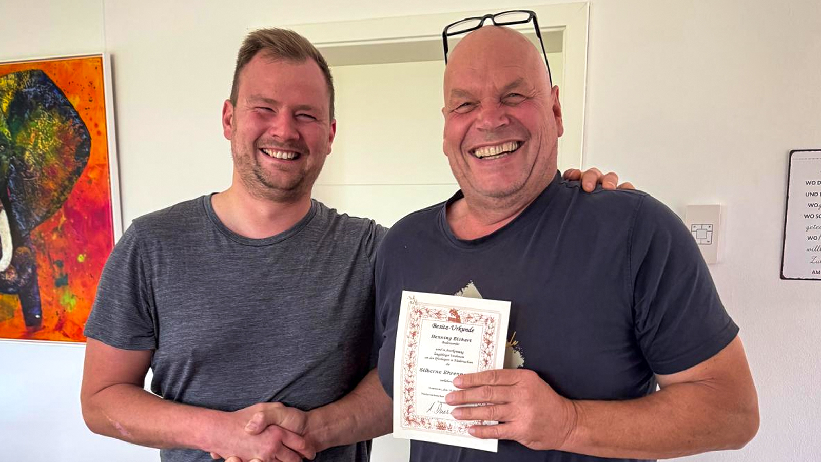 Kevin Schmidt überreicht Henning Eickert im Rahmen eines persönlichen Treffens die Ehrennadel in Silber und die Urkunde des Landessportbundes Niedersachsen – als Anerkennung für über 20 Jahre engagierte Vorstandsarbeit im Reiterverein Bodenwerder e. V. Kevin Schmidt überreicht Henning Eickert im Rahmen eines persönlichen Treffens die Ehrennadel in Silber und die Urkunde des Landessportbundes Niedersachsen – als Anerkennung für über 20 Jahre engagierte Vorstandsarbeit im Reiterverein Bodenwerder e. V.