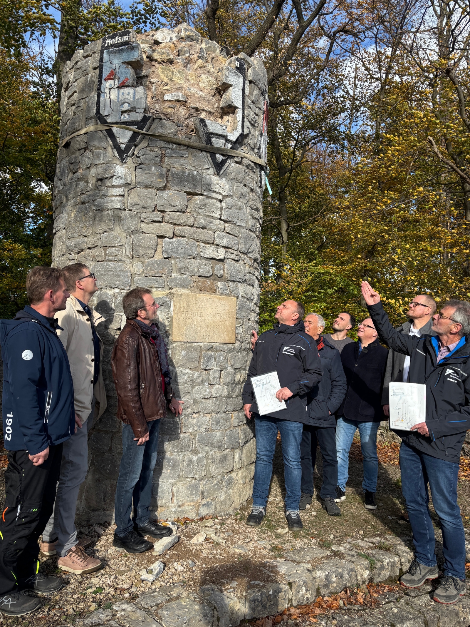 Sind froh über eine machbare Lösung für das Denkmal: Sten Anders (Bürgermeister Grave), Thomas Bodenhage (Bürgermeister Polle), Thomas Meyer-Hermann, Landrat Michael Schünemann, Manfred Weiner (Gemeindedirektor Ottenstein), Tobias Enkemeier (Gebäudewirtschaft Landkreis Holzminden), Fred Burkert (stellvertretender Stadtdirektor Bodenwerder), Michael Helmig (Stadt Bodenwerder und Samtgemeinde Bodenwerder-Polle) und Kreisbaurat Ralf Buberti.