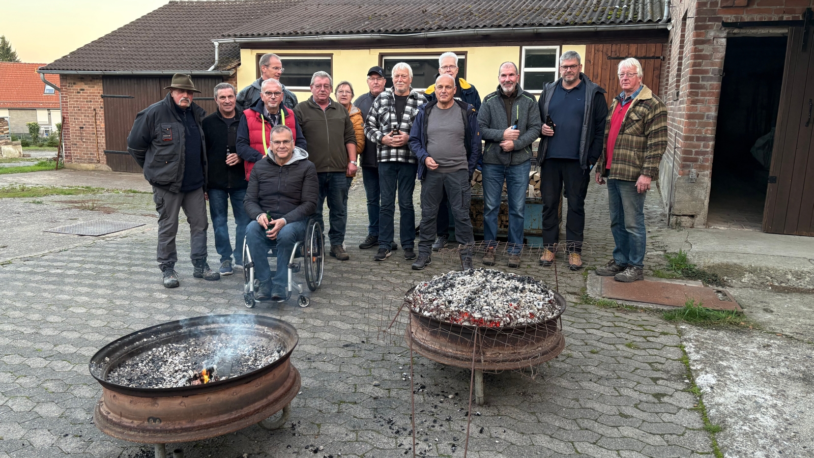 Feuerwehr-Eimen-Jungsenioren feiern zehnjähriges Bestehen mit zünftigem Mettbraten