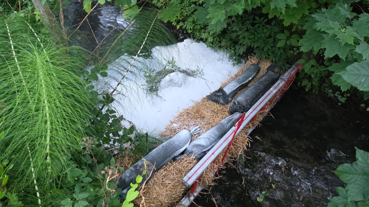 Ölhaltige Substanz gelangt in Ruthebach – Feuerwehr verhindert größeren Umweltschaden