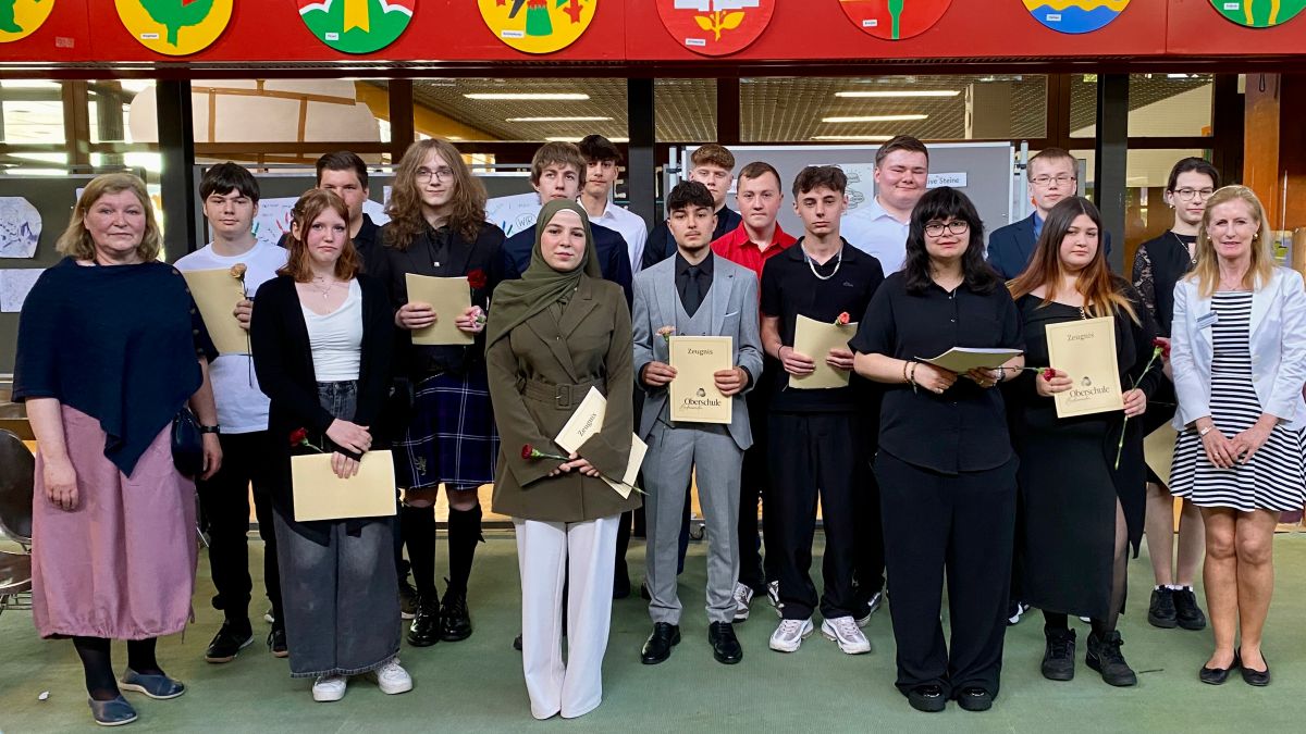 Die Klasse 10b mit dem Klassenleitungsteam Gabriele Stracke und Birgitt Kokemüller.