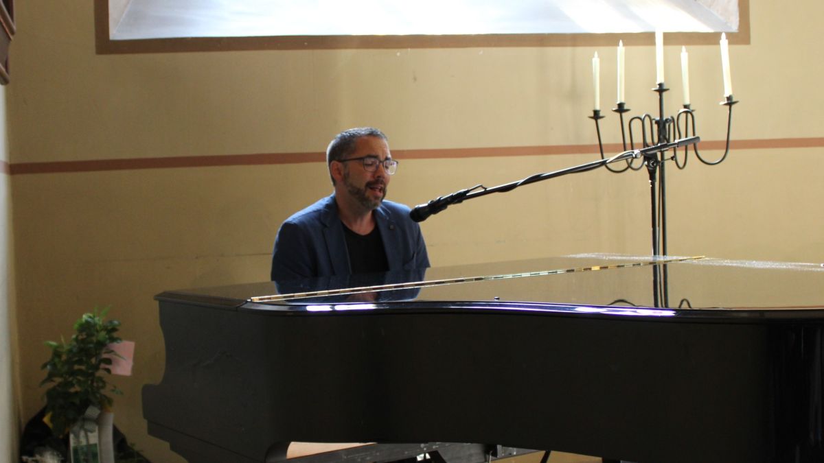  Patrick Martynus (Lehrer) sorgte am Klavier mit „Under Your Scars“ von Godsmack für einen bewegenden musikalischen Moment in der Schlosskapelle.