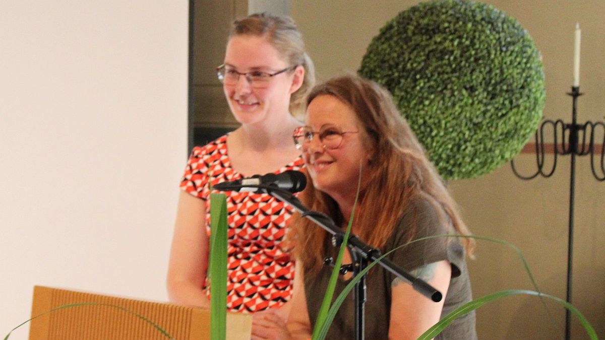  Janine Wortmann und Michaela Sauthoff-Kaiser (Klassenlehrerinnen der Abschlussklassen) blickten mit persönlichen Worten auf die gemeinsame Schulzeit zurück.