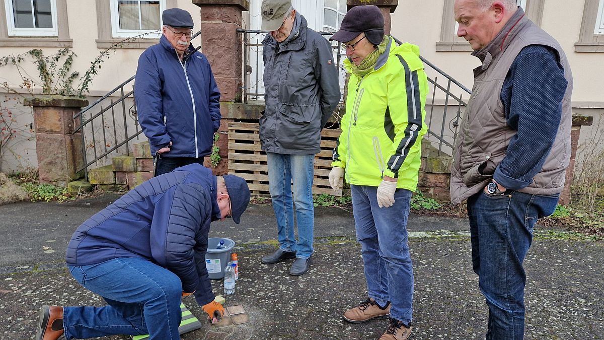 Reinigung der "Stolpersteine" vor dem ehemaligen Haus der Familie Kohlberg in der Lauenförder Unterstraße und Stolperstein für Toni Löwenherz.