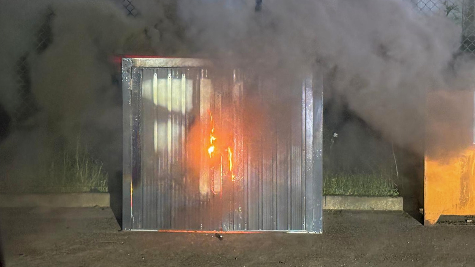 Nächtlicher Feuerwehreinsatz in Stadtoldendorf: Rauchentwicklung aus Container mit Akkus und Batterien