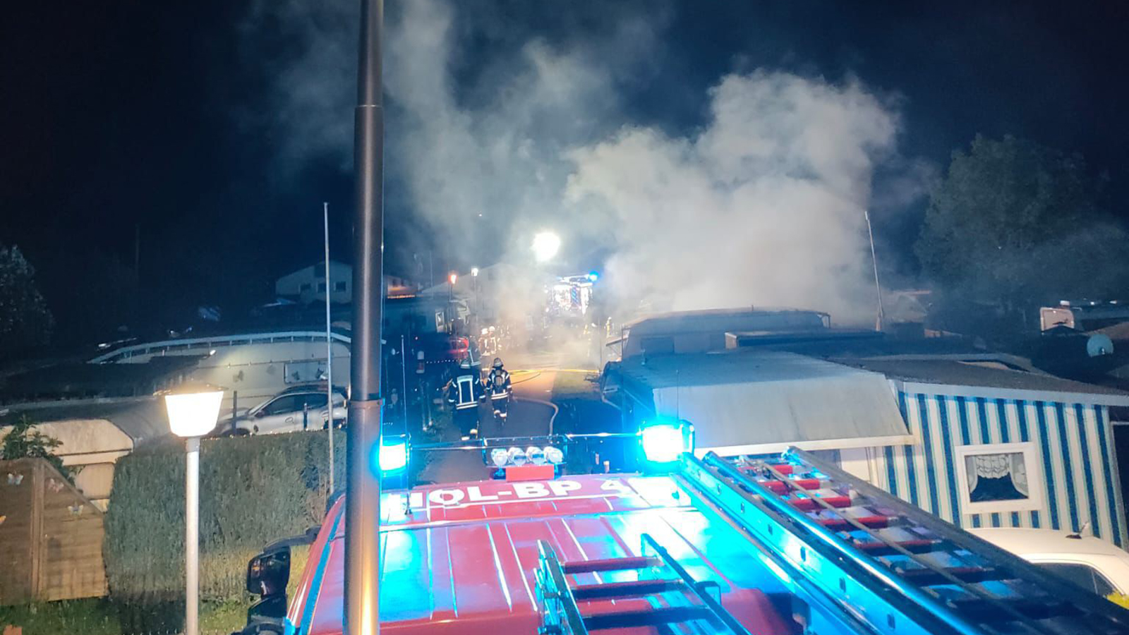 Großeinsatz in Rühle: Feuerwehr kämpft unter Atemschutz gegen Brand auf Campingplatz