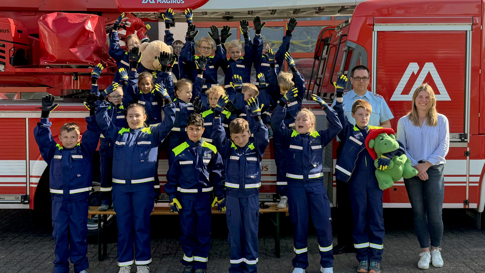 Strebost Stiftung unterstützt Kinderfeuerwehren in Bodenwerder-Polle mit 120 neuen Handschuhen