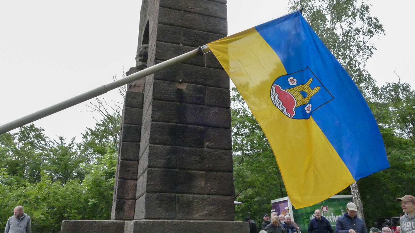 Braunschweiger Vereinigung hisst neue Fahne am Herzog-Wilhelm-Denkmal in Rühle
