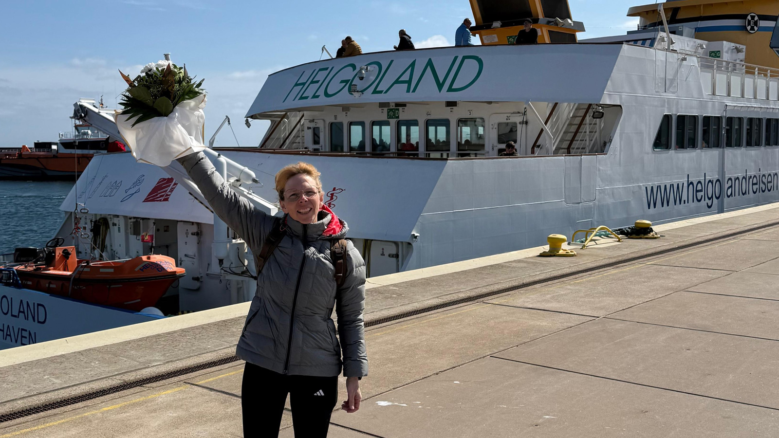 Jacqueline Hausmann gewinnt den Helgoland-Marathon für den Lauftreff Hils in Rekordzeit
