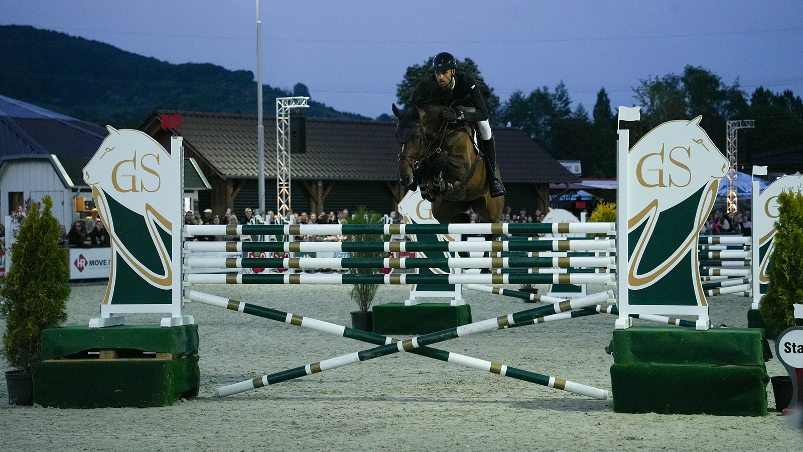 Der Samstag beim 4. Beveraner Reitturnier verbindet Springsport, Showprogramm und Charity-Aktion