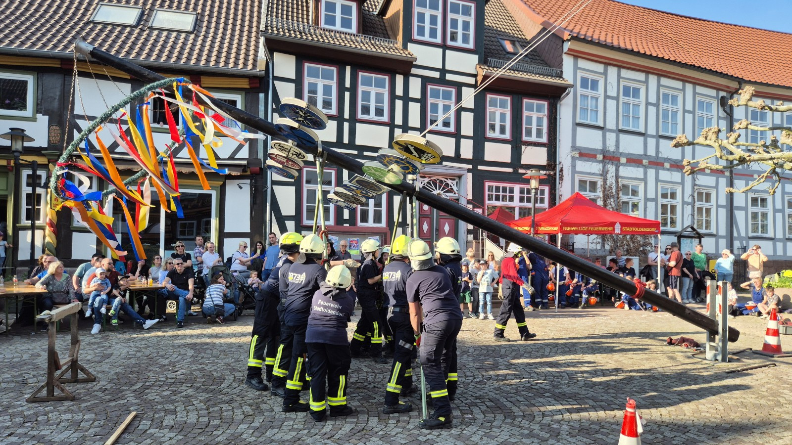 Stadtoldendorf stellt Maibaum auf: Traditionelles Fest mit Kinderprogramm und Verpflegung