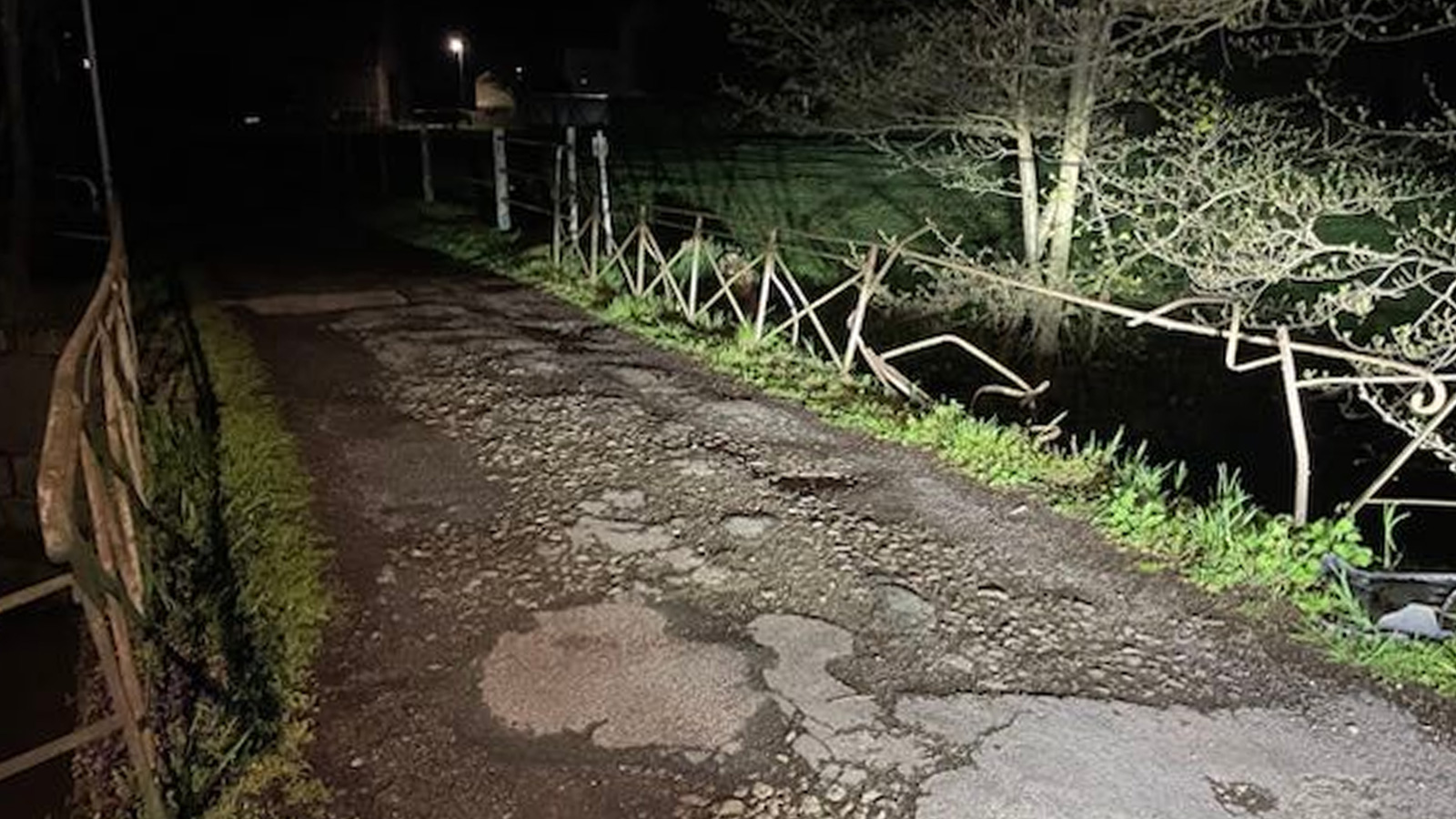 Unfallflucht in Linse: Polizei fasst 68-Jährigen nach Kollision mit Brückengeländer schnell