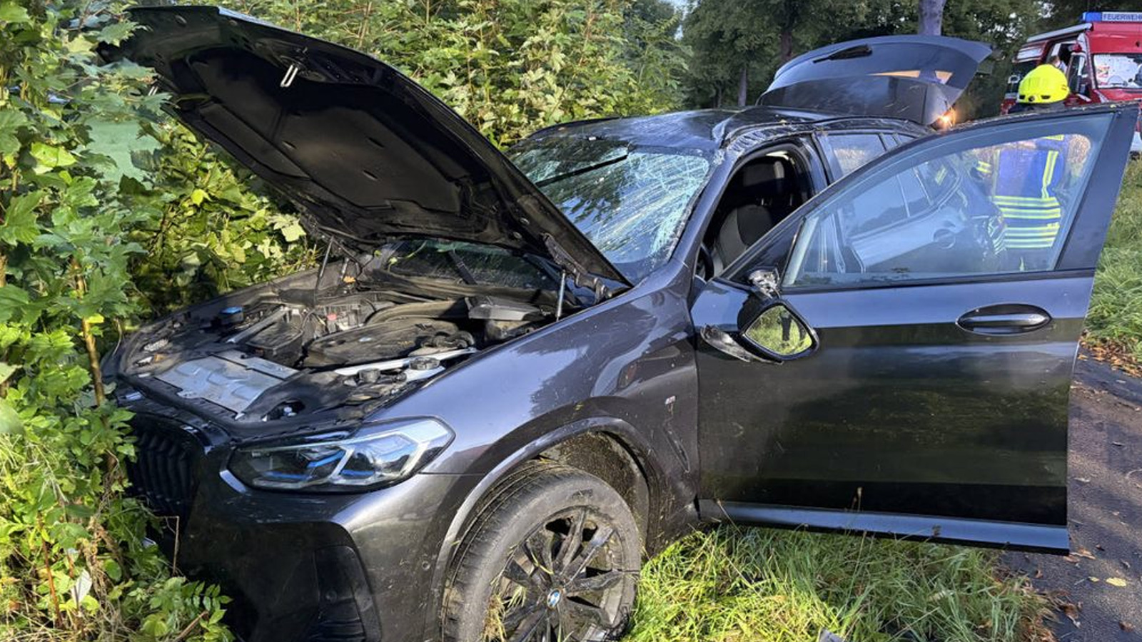 Verkehrsunfall auf der B 64 bei Wickensen: BMW gerät ins Schleudern und überschlägt sich