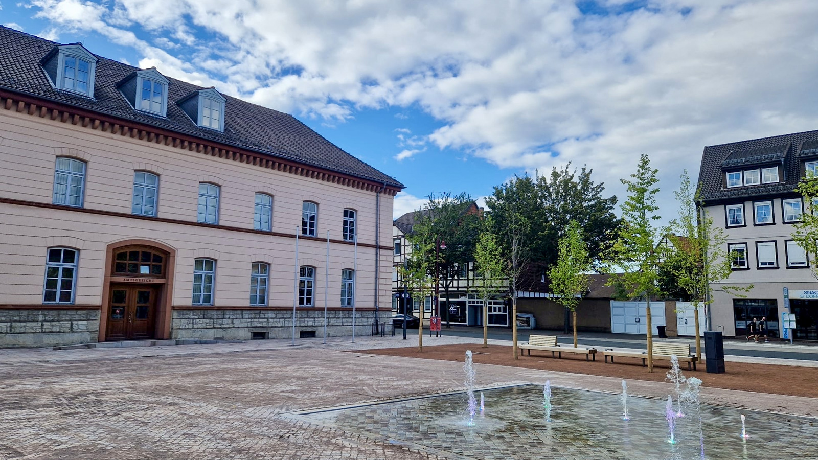 Parkplätze kehren zurück: Stadt Einbeck öffnet Neustädter Kirchplatz ab Freitag weitgehend wieder