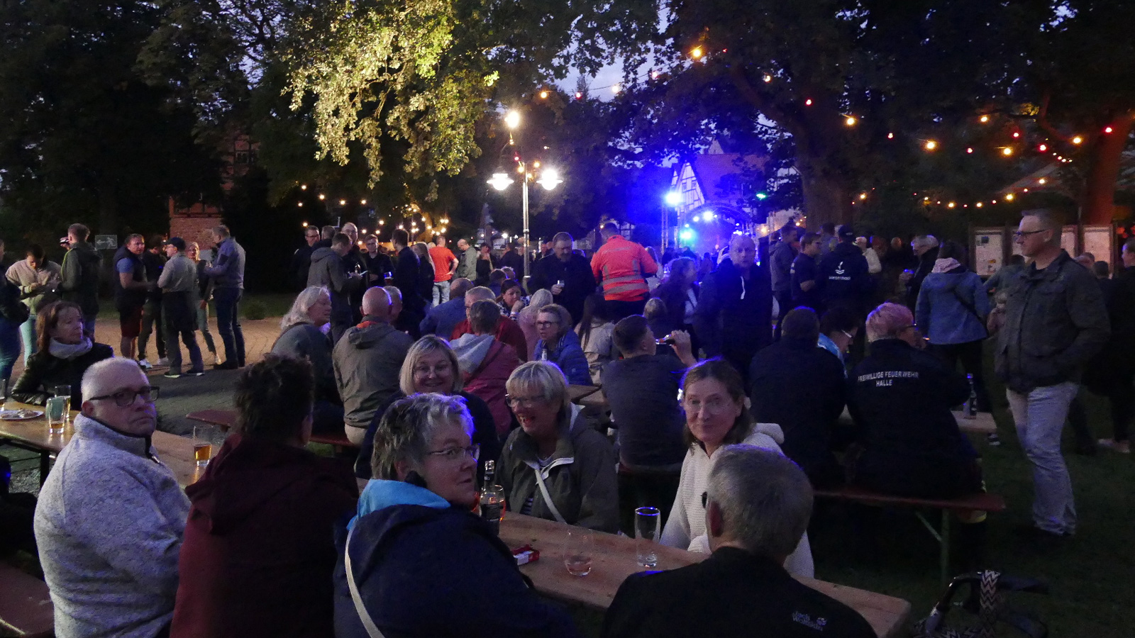 Mehrere hundert Gäste feiern vor dem Landesentscheid der Feuerwehren im Rathauspark Bodenwerder