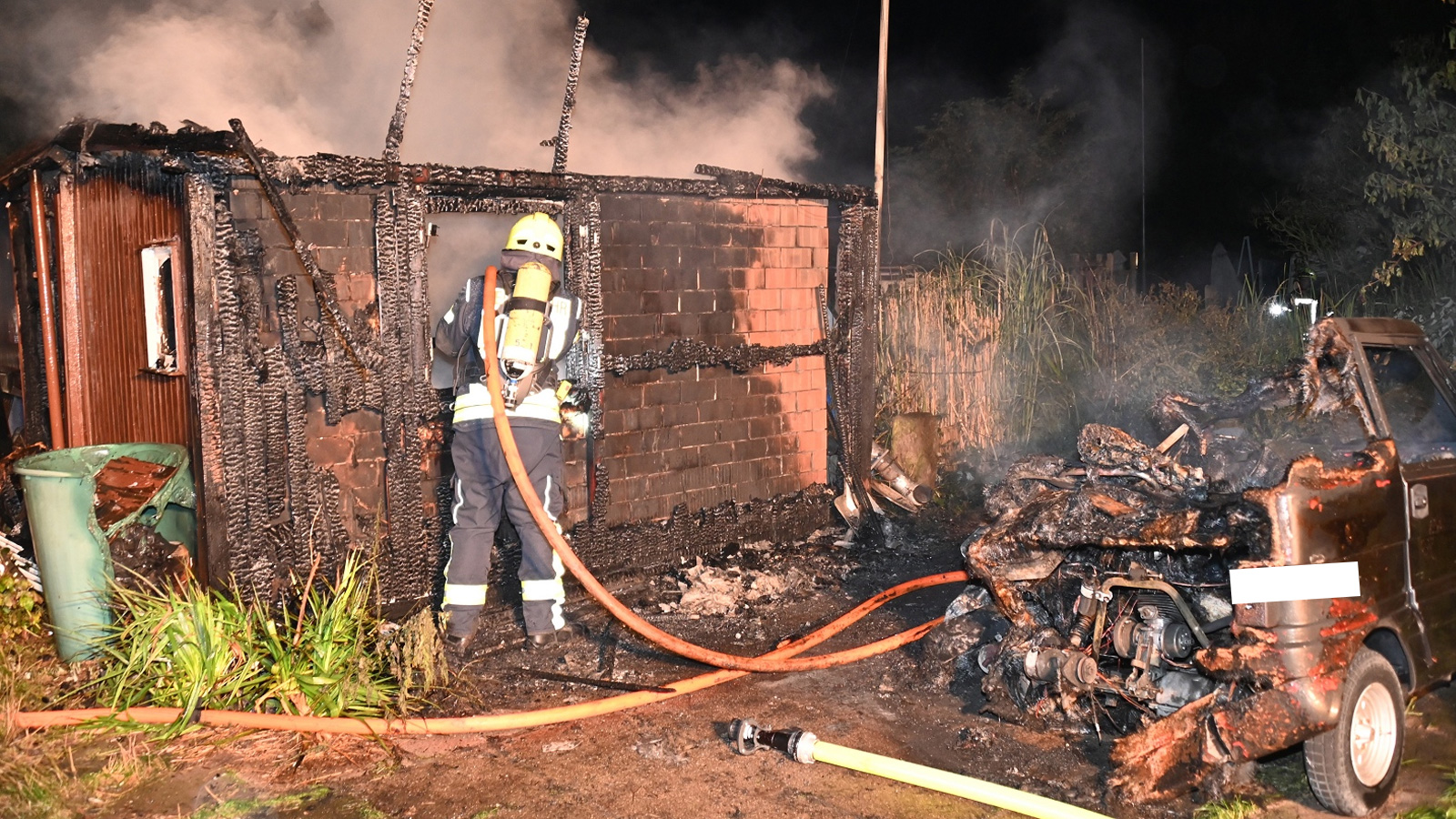 Ortsfeuerwehr Holzminden bekämpft Vollbrand einer Gartenlaube in der „Bleiche“