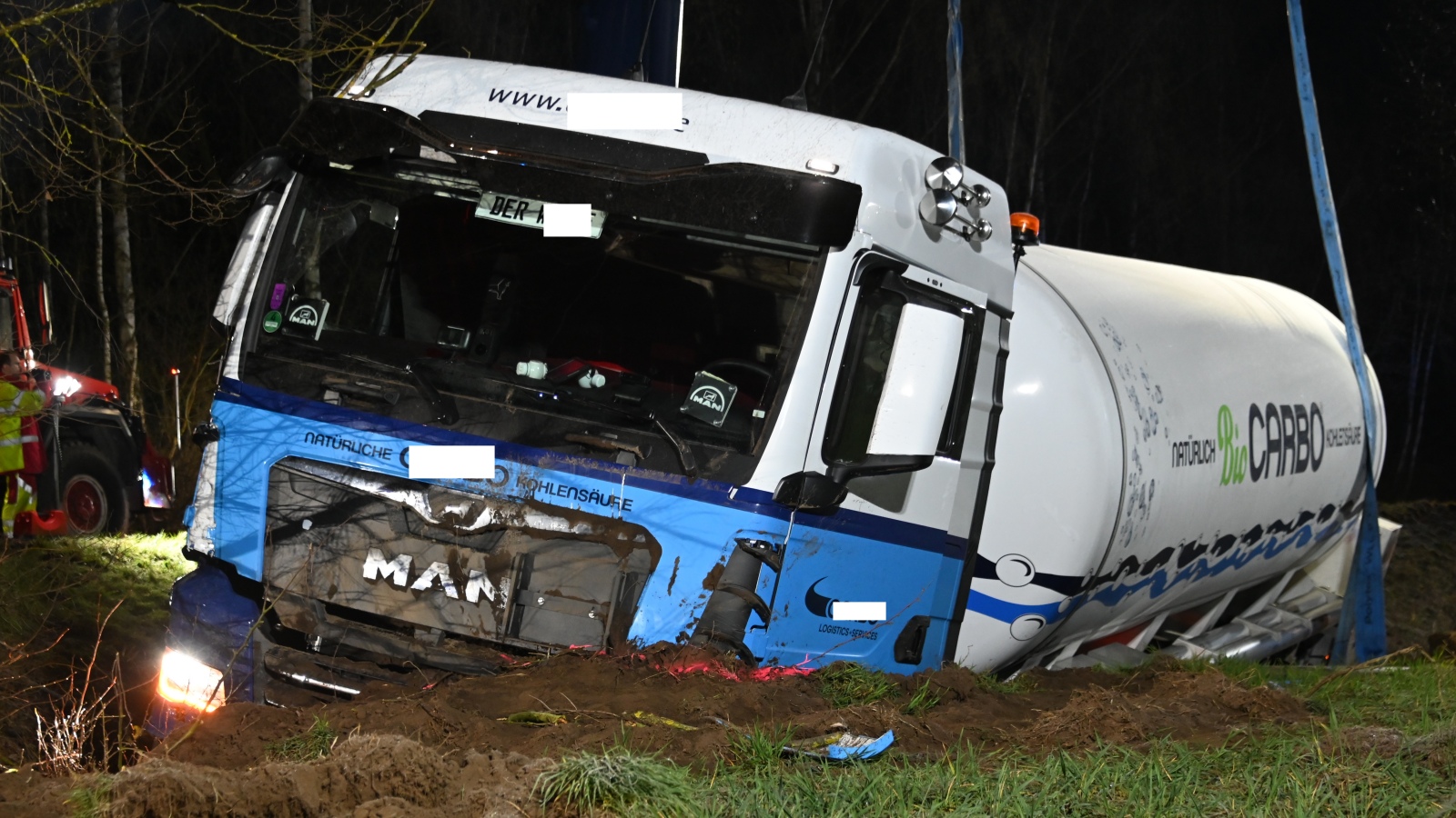 LKW-Bergung auf der B64/83 gestaltet sich schwierig nach schwerem Verkehrsunfall