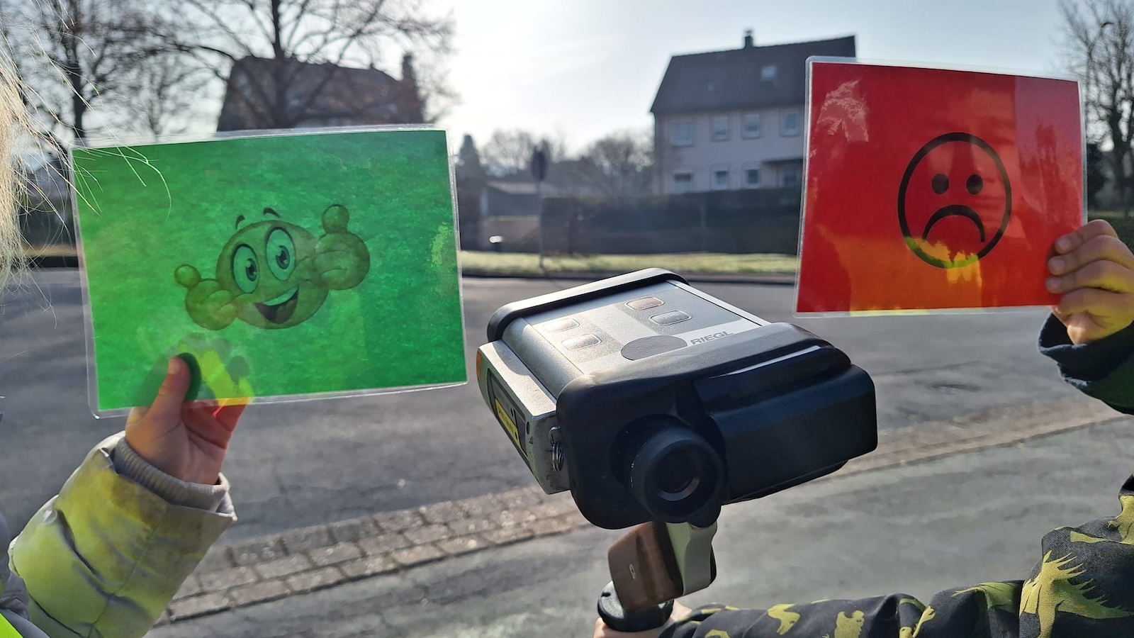 Kinder zeigen Tempo-Sündern die rote Karte: Polizei-Aktion vor Schule in Boffzen sorgt für Wirkung