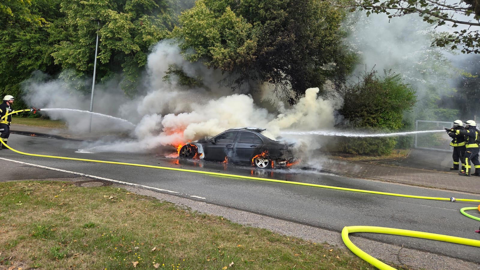 Ortsfeuerwehr Boffzen bei Pkw-Brand im Einsatz – Flammen schlagen in Baumbestand