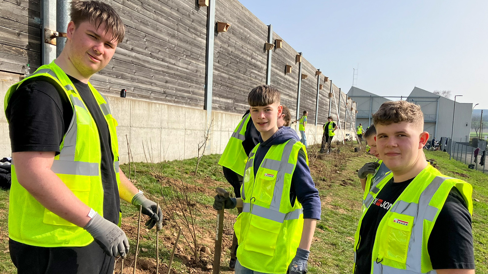 Gemeinsam für eine blühende Zukunft: Ungewöhnliches Umweltprojekt - Schüler verschönern Grünfläche bei EGGER in Bevern