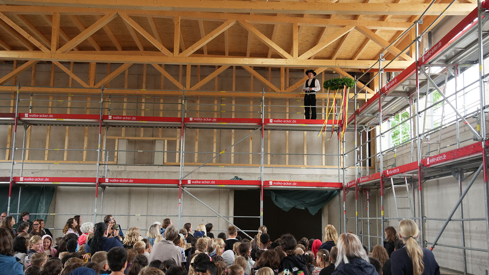 „Hoch soll sie leben“: Grundschulkinder machen Sporthallen-Richtfest in Holzminden zum Erlebnis