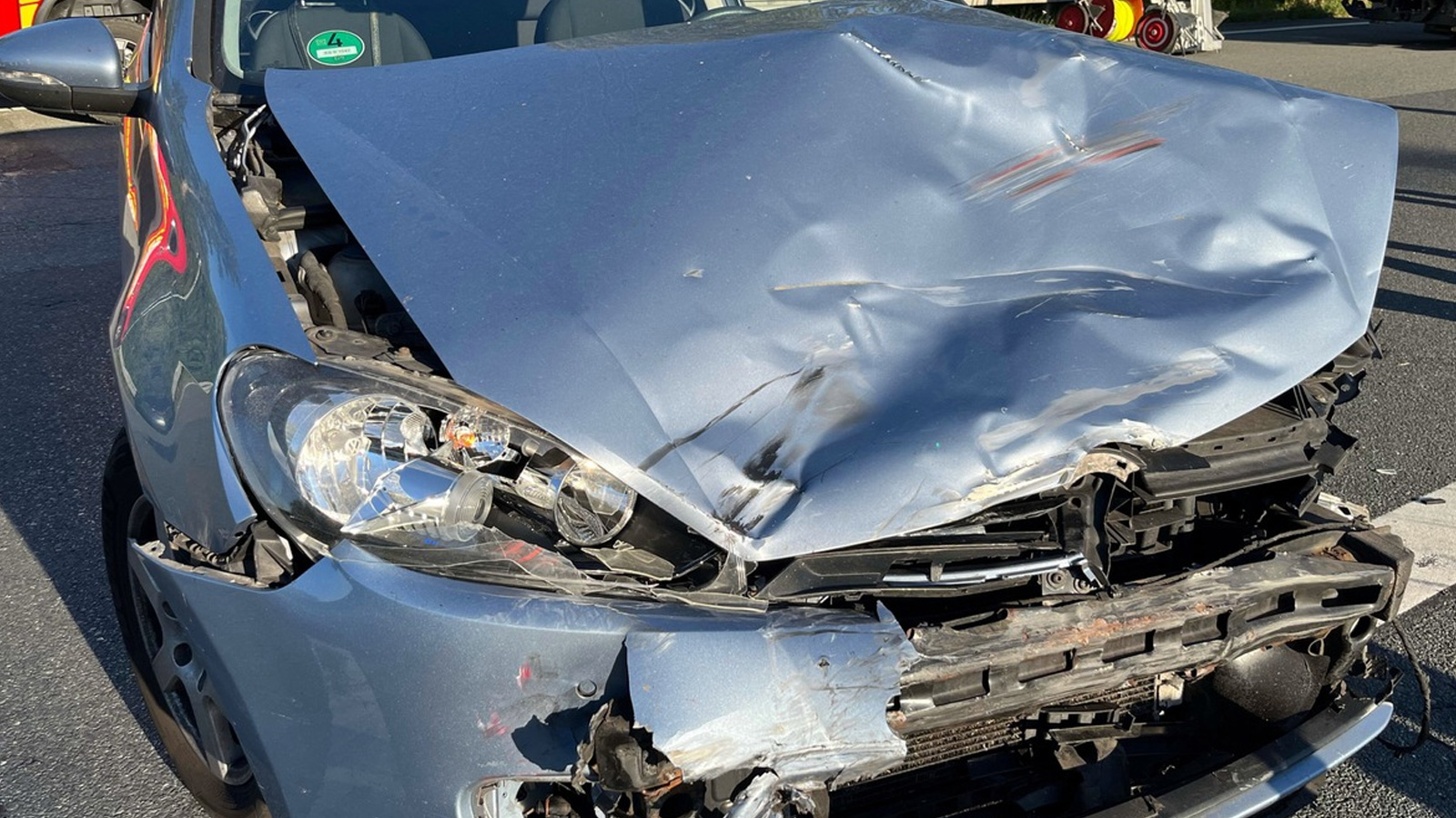 Verkehrsunfall auf B 252 bei Scherfede: 20-jähriger Motorradfahrer wird schwer verletzt