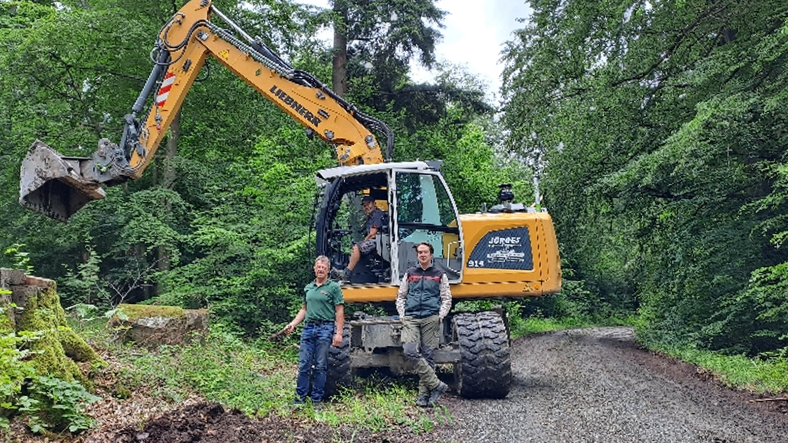 Forstamt Neuhaus verbessert Waldwege im Revier Buchenberg und hält Niederschlagswasser zurück