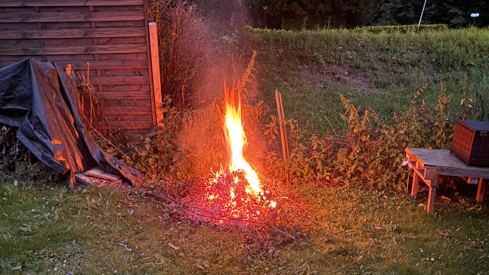 Feuerwehr muss ausrücken: Starke Qualmentwicklung durch brennenden Unrat