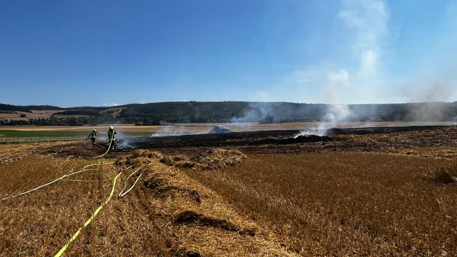 Strohballenbrand zwischen Brevörde und Grave: Rund 60 Einsatzkräfte bekämpfen Feuer auf einem Feld