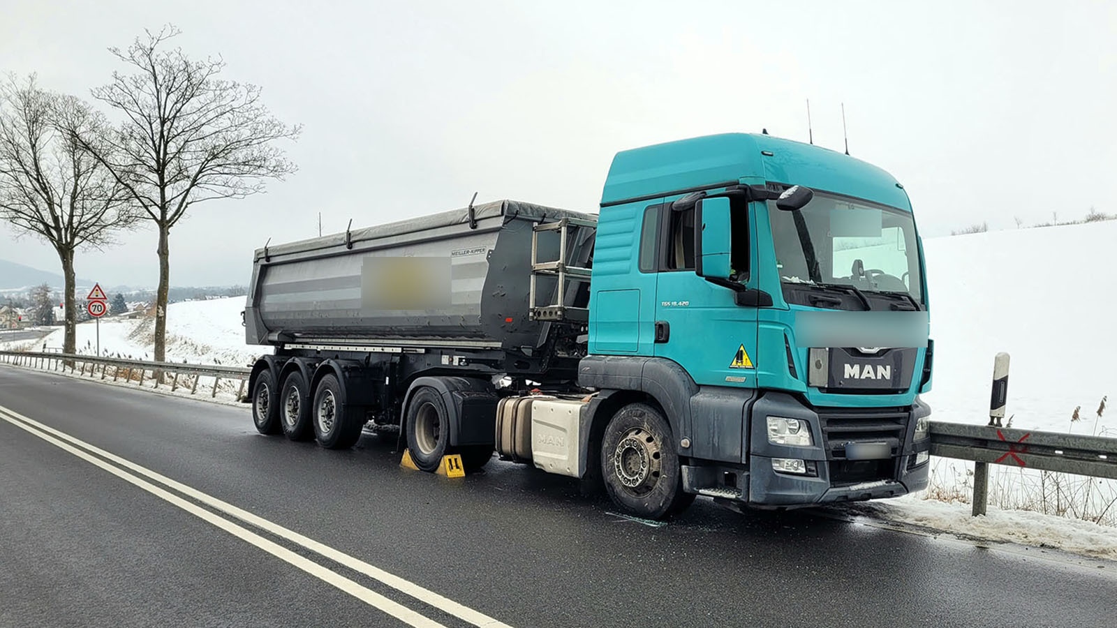 Nach medizinischem Notfall: Lkw-Fahrer verstirbt im Krankenhaus – B64 stundenlang gesperrt