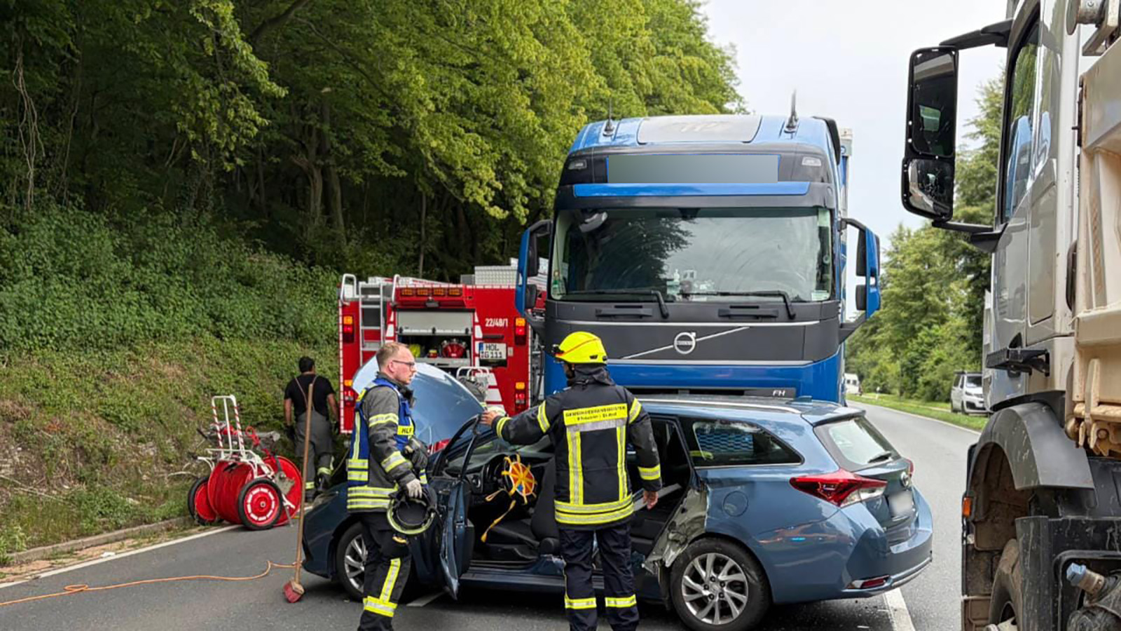 Schwerer Unfall auf der B64 bei Eschershausen: Feuerwehr befreit eingeschlossenen Pkw-Fahrer