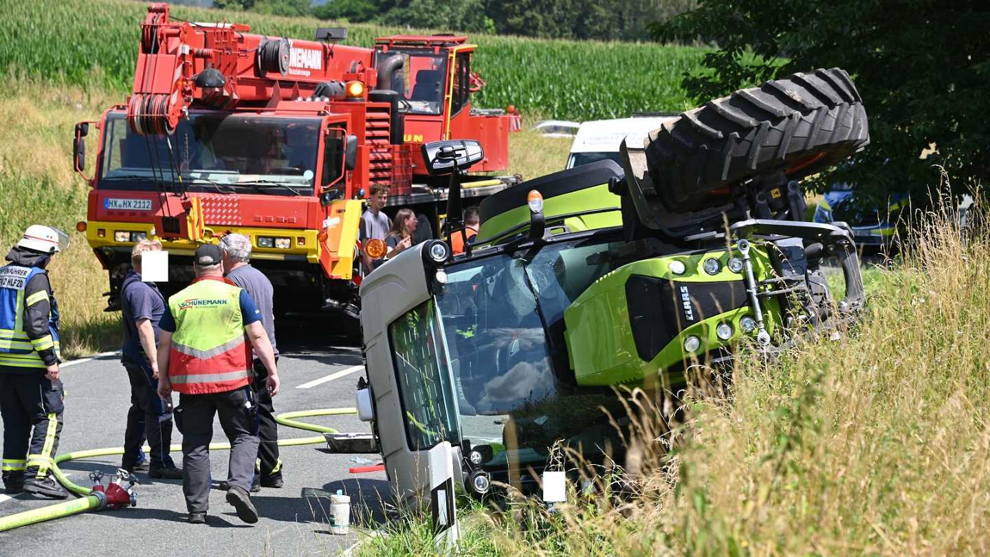 Traktor kommt von der Fahrbahn ab und stürzt in Graben – Zwei Jugendliche leicht verletzt