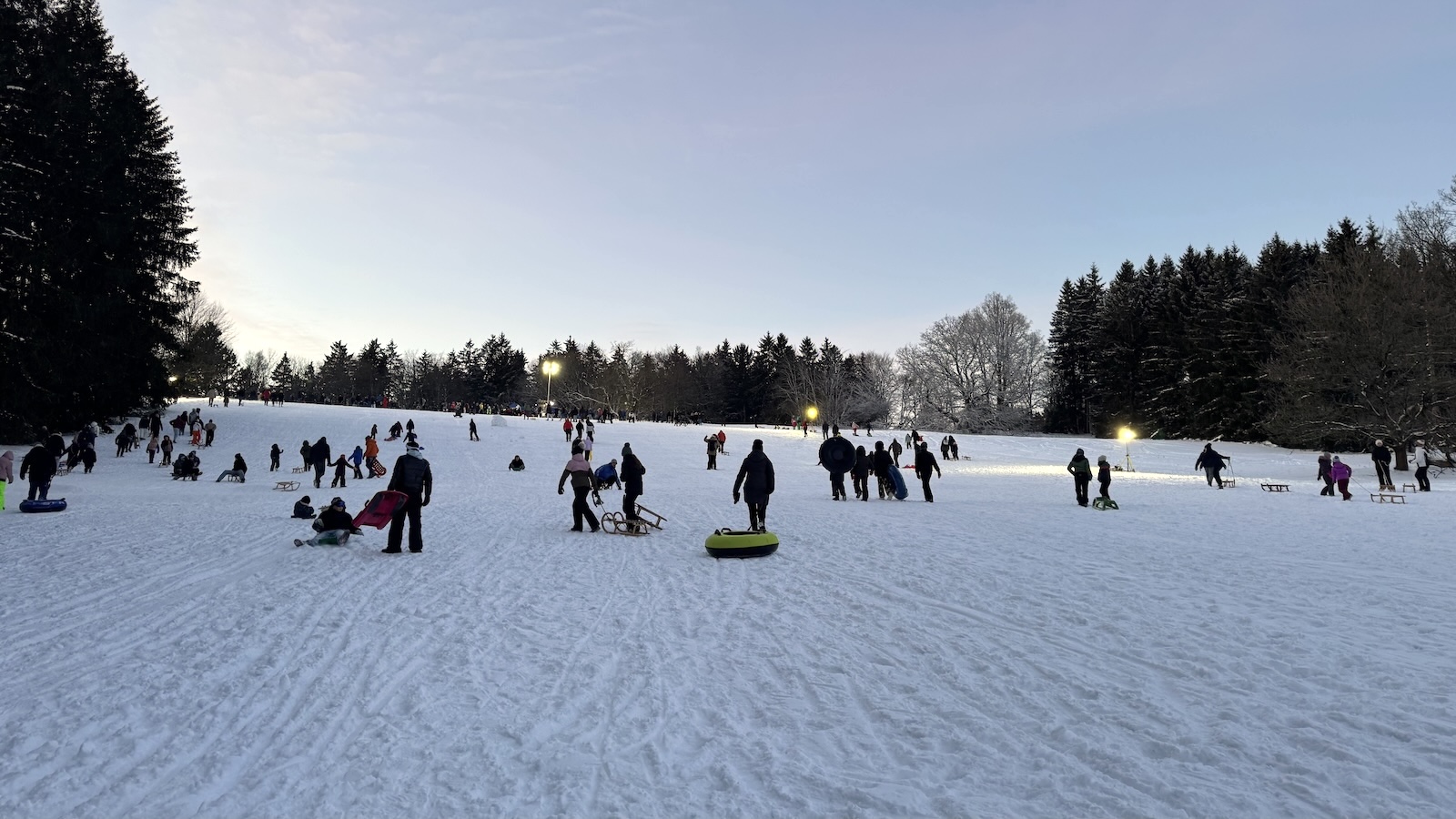 Flutlicht-Rodeln in Silberborn – THW Übungseinsatz begeistert Winterfans aus der Region