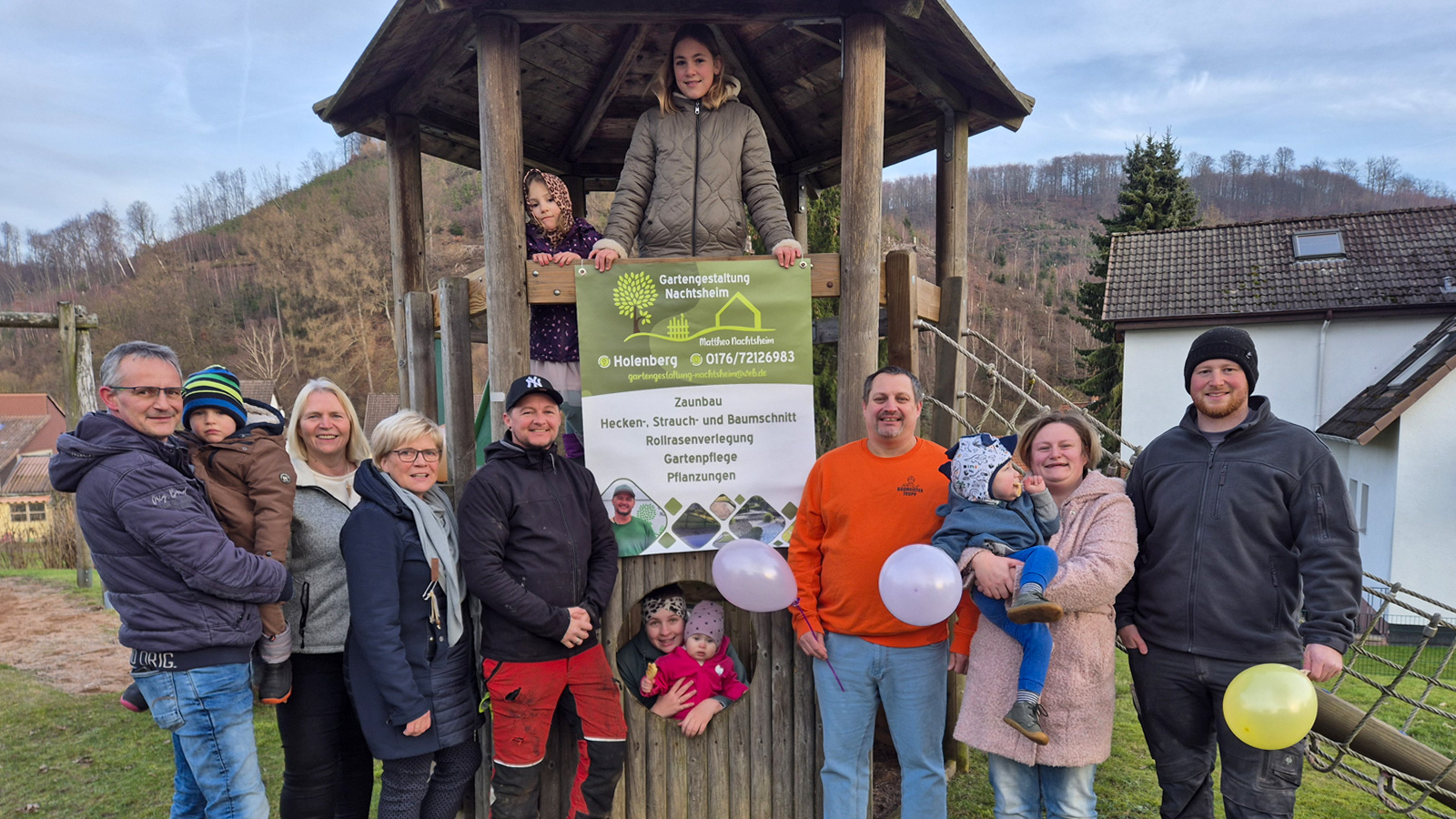 Adventsfenstersuche in Holenberg sammelt 350 Euro für neue Kinderschaukel am Grillplatz