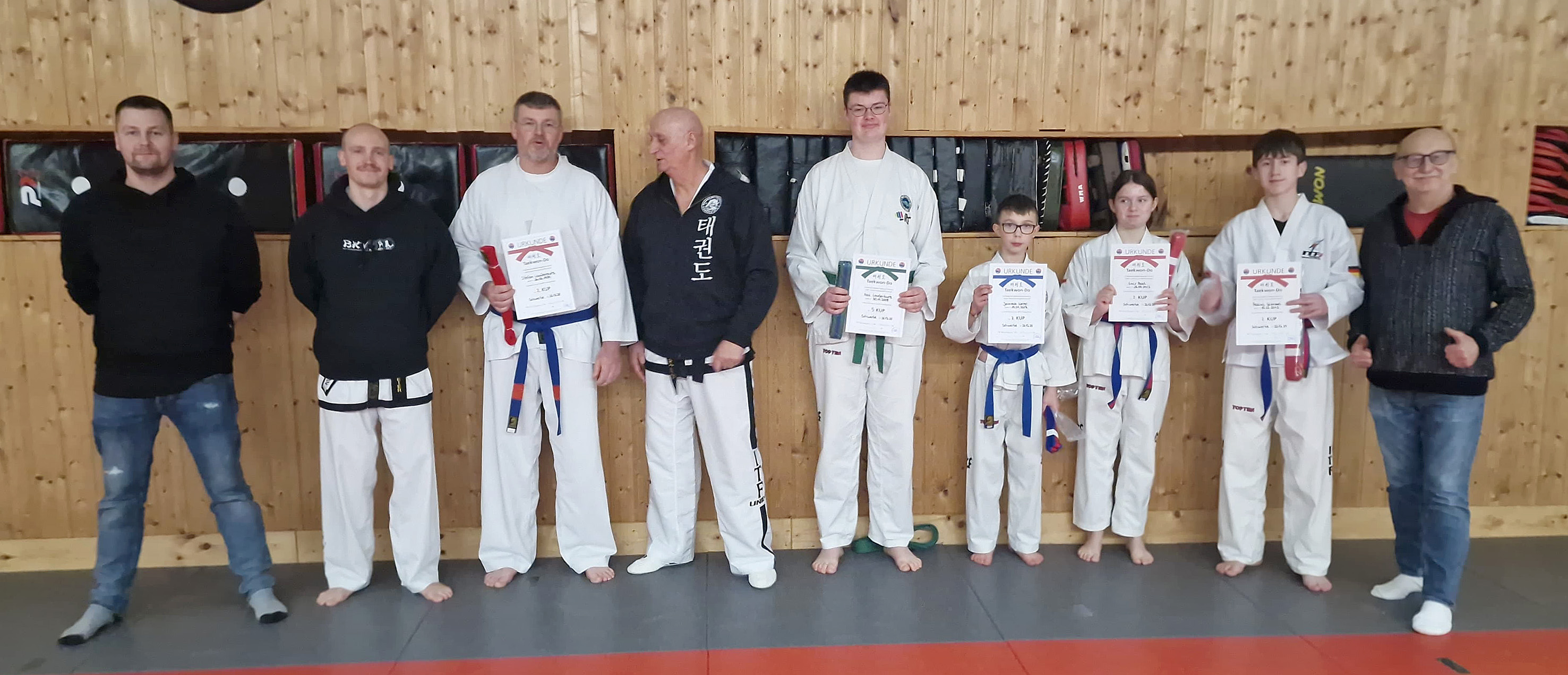 Zur Gürtelprüfung reisten nach Schwerte (von links) Trainer Rene Kalenberg, Prüfer Tobias Borgmeier, Stefan Laufenburg, Prüfer Dietmar Baumeister, Max Laufenburg, Janneck Weyer, Lucy Bost, Pascal Glänzel und Trainer Günter Potthast.